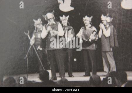 Feine Siebziger-Fotografie-Oldtimer eines Grundschulspiels Stockfoto