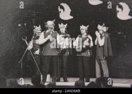 Feine Siebziger-Fotografie-Oldtimer eines Grundschulspiels Stockfoto