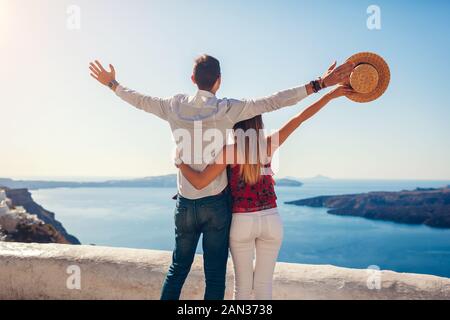 Valentines Tag. Paar in der Liebe genießen Aussicht während der Flitterwochen auf der Insel Santorin, Griechenland. Anheben der arme Menschen in Thera. Stockfoto