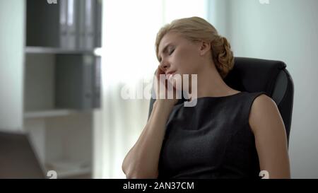 Weibliche Office Manager die Hand auf die Wange, leiden unter zahnmedizinischen Schmerz, Gesundheit Stockfoto