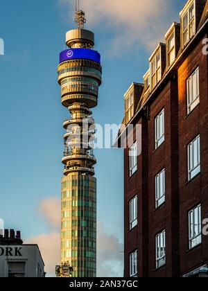 BT Tower London mit neuen 2019 BT-Logo. Der BT Tower, eröffnet im Jahr 1965. Stockfoto