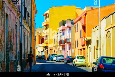 Straßenansicht auf der Straße mit Auto im Cagliari Reflex geparkt Stockfoto