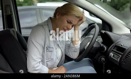 Verärgert Frauen leiden unter Kopfschmerzen, Sitzen im Auto, Migräne, Gesundheit Stockfoto