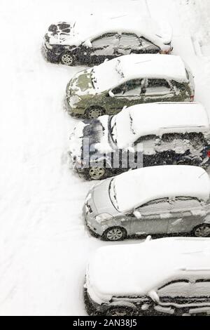 Die Autos auf dem Parkplatz im Schnee Stockfoto