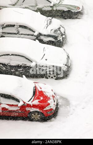 Autos unter schwerem Schnee während Blizzard geparkt Stockfoto