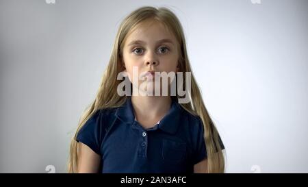 Portrait von Angst Mädchen an der Kamera suchen, Schutz der Rechte der Kinder, Mobbing Stockfoto