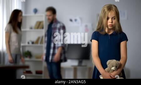 Verärgert Mädchen zeugen von häuslicher Gewalt, Leiden unter Eltern Konflikte Stockfoto