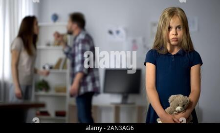 Angst Mädchen mit Spielzeug Leiden von Eltern streiten, unglückliche Kindheit Stockfoto