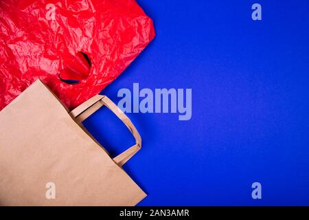 Wiederverwendbare Tasche und Papiertüte auf blauem Hintergrund. Null Abfall Konzept. Kopieren Sie Platz für Text Stockfoto