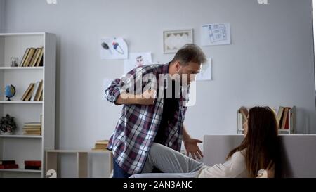 Aggressive betrunkene Mann gegen Frau, die Frau zu schlagen, Angriff in der Familie Stockfoto