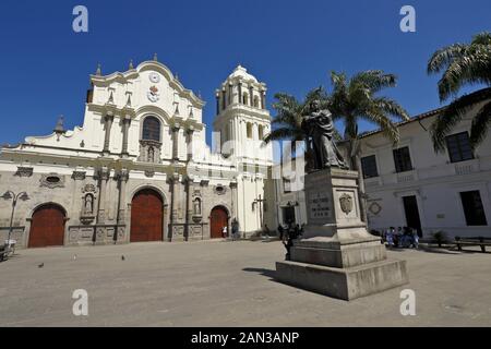 Katholische Kirche San Francisco (Iglesia San Francisco) und Bronzestatue von Camilo Torres (Priester und Sozialist), "Weiße Stadt" von Popayan, Kolumbien Stockfoto