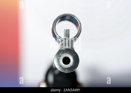 Luft Pistole mit Munition für Sportschützen im Kaliber 4,5 mm fotografiert im Studio Stockfoto