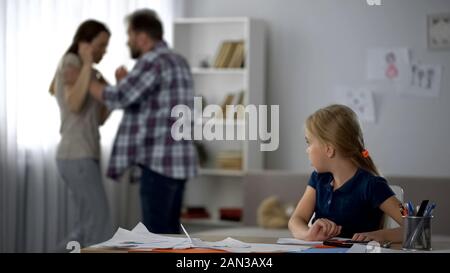 Eltern kämpfen zu Hause, Kind wächst in Konflikte und Aggression, Scheidung Stockfoto