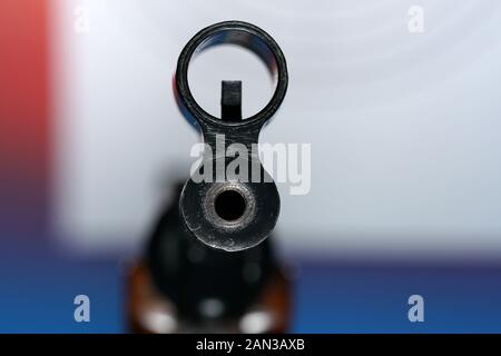 Luft Pistole mit Munition für Sportschützen im Kaliber 4,5 mm fotografiert im Studio Stockfoto