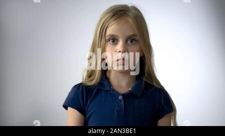 Angst kleines Mädchen auf Kamera mit Angst, Kinder Schutz der Menschenrechte Stockfoto