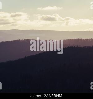 Sonnenuntergang auf Dunstige Karpaten. Berge Horizonte am schönen Sonnenuntergang. Stockfoto