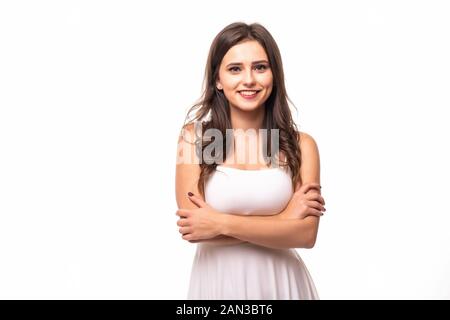 Porträt einer beautifenden Frau, die mit auf weißem Hintergrund isolierten Armen steht. Stockfoto