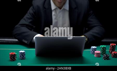 Sicher online Spieler Wetten auf Laptop, Chance zu gewinnen groß, Erfolg Stockfoto
