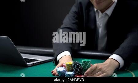 Zuversichtlich, dass Spieler Wetten alle Chips in der Hoffnung online casino poker spiel Zu gewinnen Stockfoto