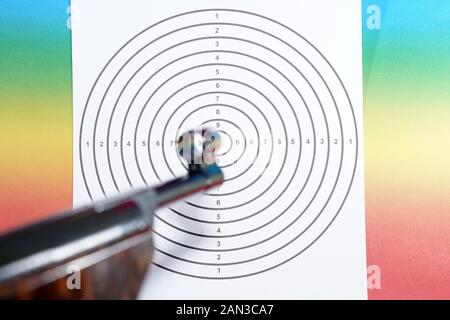 Luft Pistole mit Munition für Sportschützen im Kaliber 4,5 mm fotografiert im Studio Stockfoto