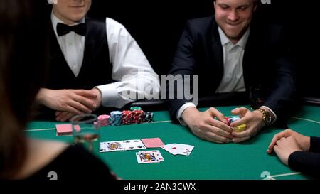 Lucky man Winning Poker Wetten, Casino, Glücksspiel Geschäft, Unterhaltung für Rich Stockfoto