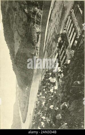Durch Bosnien und die Herzegowina kreuz und quer; Wanderungen . idenUtern des Flusses; überall Grün, überall Wald und Obstgärten. Da plötzlichbei einer Biegung des Weges öffnet sich ein Blick auf uns heutigesZiel. Auf hem Felsen liegt die alte Feste Zwornik, drohend nachdem serbischen Ufer. Und ganz friedlich Klein-Zwornik und Sakkarinmitten von Gärten mit drei Moscheen, den einen (ausser Belgrad)im eigentlichen Königreich Serbien. Hohe Thore durch die diesjährige Festung in der wirtschaftlichen Stadt Zwornik, die nach einem Brand fast ganze baut ist. Vor dem "Hotel zur Stadt Wien", einem Stockfoto