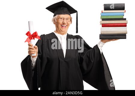 Seniorin in einem Abschluss-Gown mit einem Diplom und einem Stapel von Büchern isoliert auf weißem Hintergrund Stockfoto