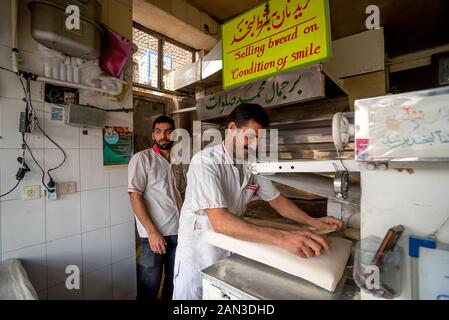 März 1, 2019: Baker Mann in der traditionellen Bäcker Fladen produziert. Kashan, Iran Stockfoto