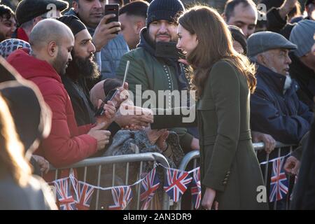 Bradford, Großbritannien. Januar 2020. Der Herzog und die Herzogin von Cambridge kommen am Centenary Square im Stadtzentrum von Bradford an. Der Tag der Engagements in Bradford ist Der Herzog und die Herzogin von Cambridges erste gemeinsame Verpflichtung des neuen Jahres und des neuen Jahrzehnts, Und ihr erster Auftritt zusammen seit den Nachrichten des Dukes und der Herzogin von Sussex, Prinz Harry und Meghan Markle, verkündete, dass sie als hochrangige Royals und den sogenannten 'Sandringham Summit' mit Ihrer Majestät Der Königin und Prinz Charles "zurücktreten" würden. Gutschrift: Benjamin Wareing/Alamy Live News Stockfoto