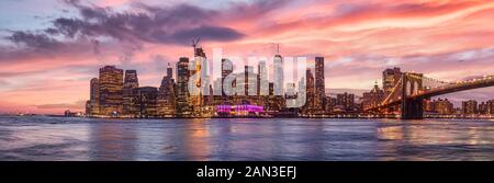 New York City Skyline. Pano New York mit dramatischen Himmel. Schönen Sonnenuntergang von Manhatten. New York Reiseziel. Urlaub in Newyork. Blick von Brooklyn. Häuser. Stockfoto