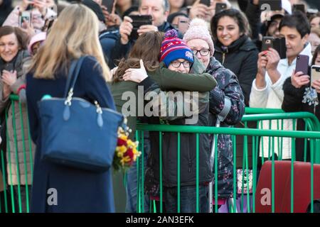 Bradford, Großbritannien. Januar 2020. Der Herzog und die Herzogin von Cambridge kommen am Centenary Square im Stadtzentrum von Bradford an. Der Tag der Engagements in Bradford ist Der Herzog und die Herzogin von Cambridges erste gemeinsame Verpflichtung des neuen Jahres und des neuen Jahrzehnts, Und ihr erster Auftritt zusammen seit den Nachrichten des Dukes und der Herzogin von Sussex, Prinz Harry und Meghan Markle, verkündete, dass sie als hochrangige Royals und den sogenannten 'Sandringham Summit' mit Ihrer Majestät Der Königin und Prinz Charles "zurücktreten" würden. Gutschrift: Benjamin Wareing/Alamy Live News Stockfoto