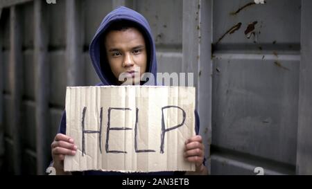 Hilfe Anmelden betteln afro-amerikanischen Jungen Hände, stop Krieg, Flüchtlingsproblem Stockfoto