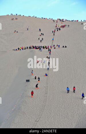 Rodelfahrer auf den Dünen rund um Crescent Lake-Yueyaquan Oase. Dunhuang-Gansu-China-0683 Stockfoto