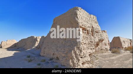 Die Ruinen des alten Pochengzi-Leuchtturms sind voller Erde. Guazhou County-Gansu-China-0692 Stockfoto