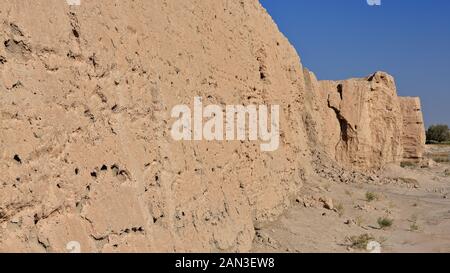 Die Ruinen des alten Pochengzi-Leuchtturms sind voller Erde. Guazhou County-Gansu-China-0694 Stockfoto