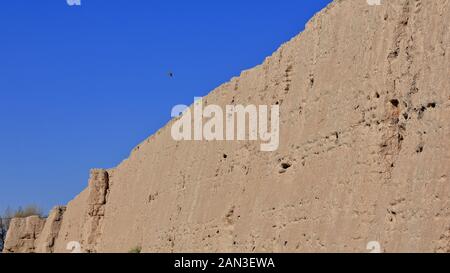 Die Ruinen des alten Pochengzi-Leuchtturms sind voller Erde. Guazhou County-Gansu-China-0695 Stockfoto