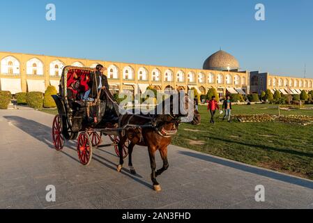 März 3, 2019: Pferd und Wagen, die iranischen Touristen um Imam Square. Isfahan, Iran Stockfoto