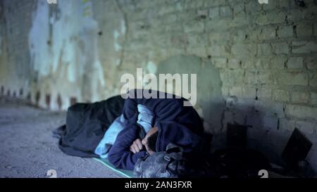 Obdachlose Teenager auf der Straße schlafen, Armut, gleichgültig egoistischen Gesellschaft Stockfoto