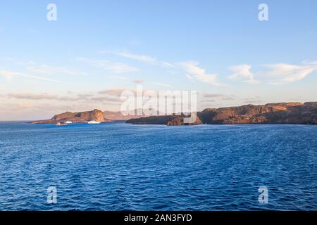 Sonnenaufgang auf der Ägäis mit Blick auf aspronisi oder White Island, eine unbewohnte Insel innerhalb der Caldera von Santorin liegt, und anderen Inseln von Nea Stockfoto