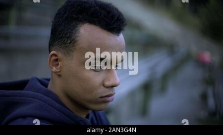 Nahaufnahme der nachdenkliche afro-amerikanische Jugendliche denken über die Zukunft Stockfoto