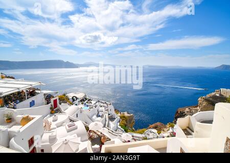 Die weiß getünchten Hügel Stadt Oia, Griechenland, mit Cafés und Hotels mit Blick auf das Ägäische Meer und die Caldera. Stockfoto