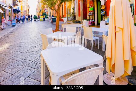 Restauranttische an der Corso Umberto I Street in Olbia Reflex Stockfoto