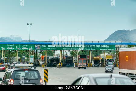 Private und gewerbliche Fahrzeuge in der Schlange durch die Mautstelle in Indien, schnelle tag Gassen, National Highway Authority von Indien Stockfoto