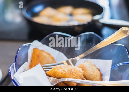 Gebratene portugiesische und brasilianische Frikadellen in einer Pfanne in einer Küche Stockfoto