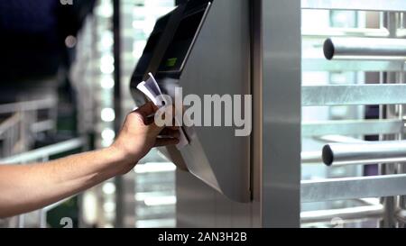 Man vorbei an elektronische Drehkreuz, Zugriffssteuerung für Business Center, close-up Stockfoto