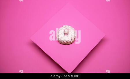 Köstliche Krapfen auf rosa Hintergrund, Junk Food, Übergewicht Probleme, makroaufnahme Stockfoto