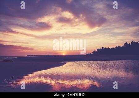 Malerischer Sonnenuntergang in Wasser, farbenes Bild. Stockfoto