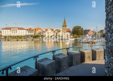 Lindau, Deutschland, Juli 2019 - Blick auf die Marina und die mangturm Turm im deutschen Hafen Lindau entfernt. Stockfoto