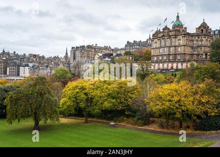 Blick auf die Altstadt von Edinburgh Skyline mit einem Park im Vordergrund an einem bewölkten Herbst Tag Stockfoto