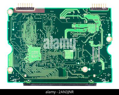 Grüne Platine Kupferschicht mit Anschlüssen auf weißem Hintergrund. Durchkontaktierten oder SMD-Technologie im Detail. Elektrotechnik. Stockfoto